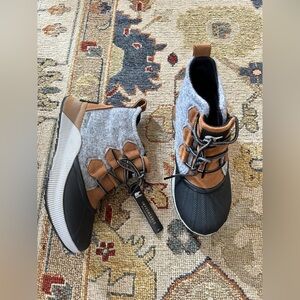 NWT Sorel Out N About III Classic Tan and Black Boots sz 6